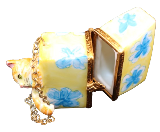 Painted details on the Cat in Shopping Bag Limoges box, French art in miniature