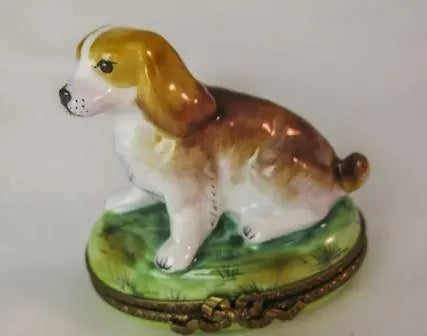 Painted details on the Beagle Dog on Grass Limoges box, French art in miniature