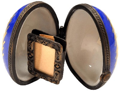 Fine art lovers will admire this Blue Music Oval Picture Frame Limoges box