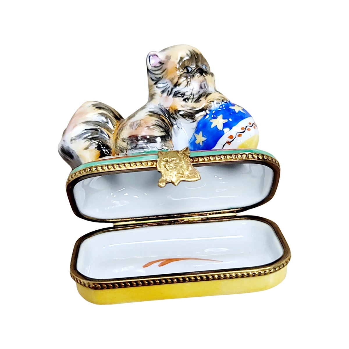 The painter's artistry shows on this Cat with Yarn Limoges box