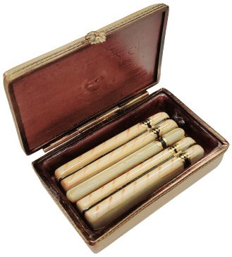 The painter's artistry shows on this Cigar Removable Cigars Limoges box