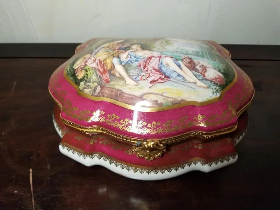 Gift idea for someone who loves France: Lovers Jewelry 250 Romantic Limoges box