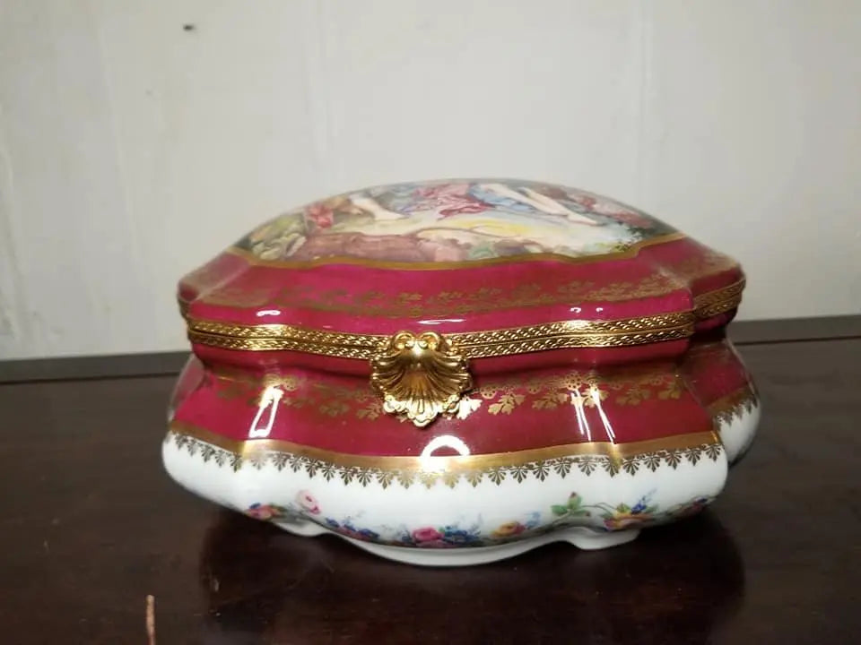 Fine art lovers will admire this Lovers Jewelry 250 Romantic Limoges box