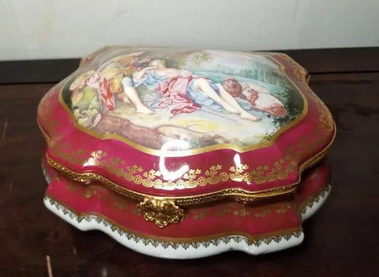 Collectible Lovers Jewelry 250 Romantic Limoges box with artisan brushwork