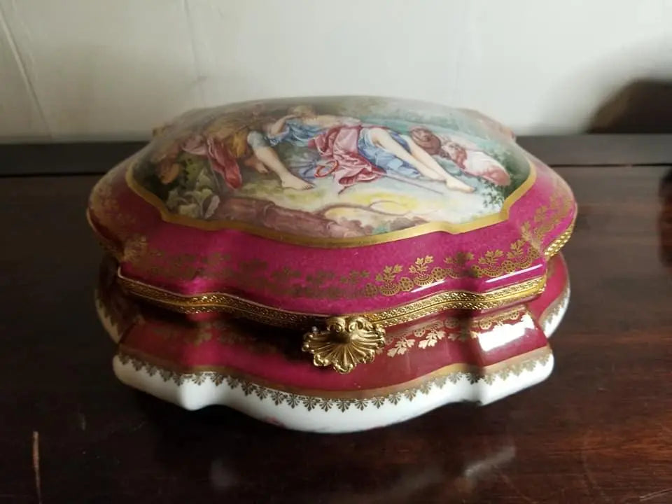 Fine French craftsmanship on the Lovers Jewelry 250 Romantic Limoges box, painted by hand