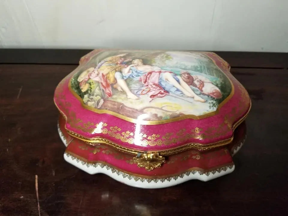 Lovers Jewelry 250 Romantic Limoges box, an heirloom-quality piece for collectors