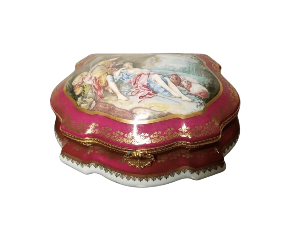 Limoges Boutique presents the Lovers Jewelry 250 Romantic, a genuine Limoges box painted by hand in France