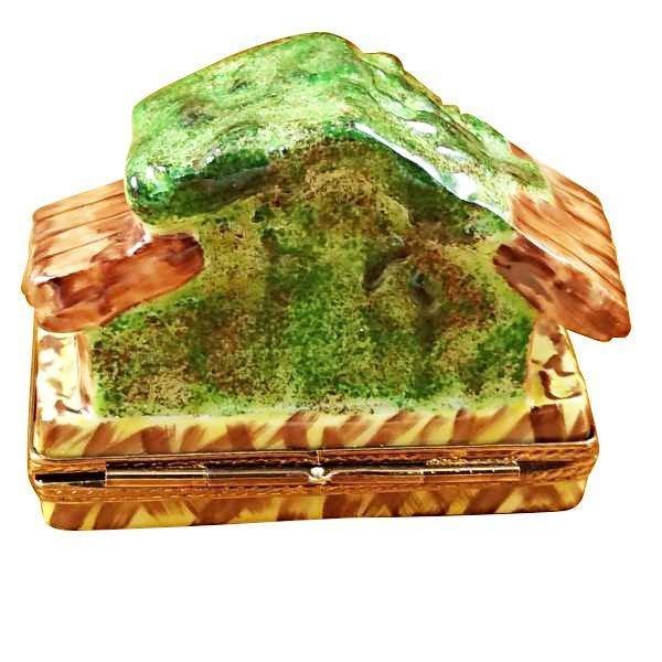 Fine art lovers will admire this Manger Nativity for Christmas Limoges box