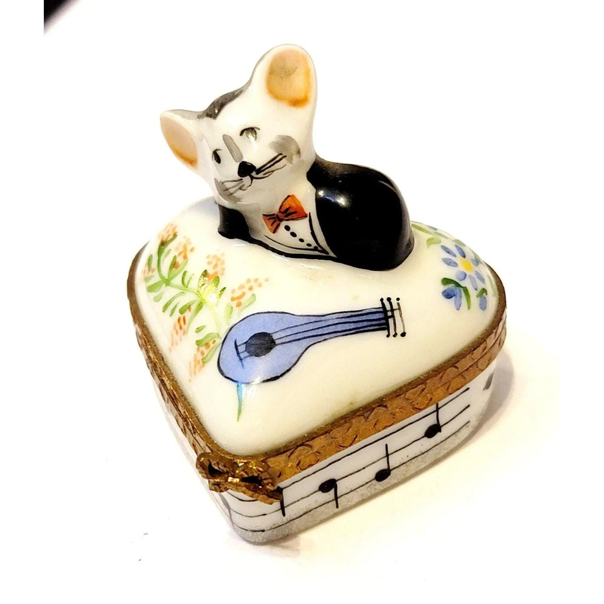 Serenade Musical Love Mouse Dating Heart Limoges box painted by hand in Limoges, France, a gift to treasure