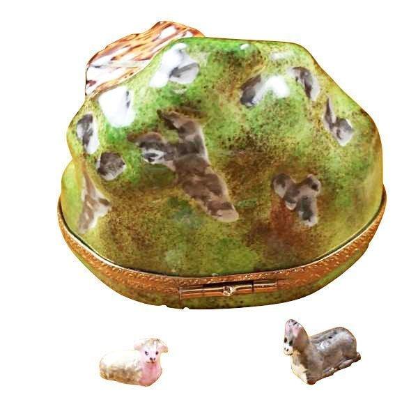 Fine art lovers will admire this Nativity with 2 Removable Animals Limoges box