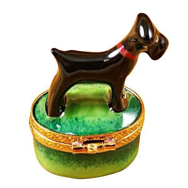 Painted details on the Small Scottie Limoges box, French art in miniature