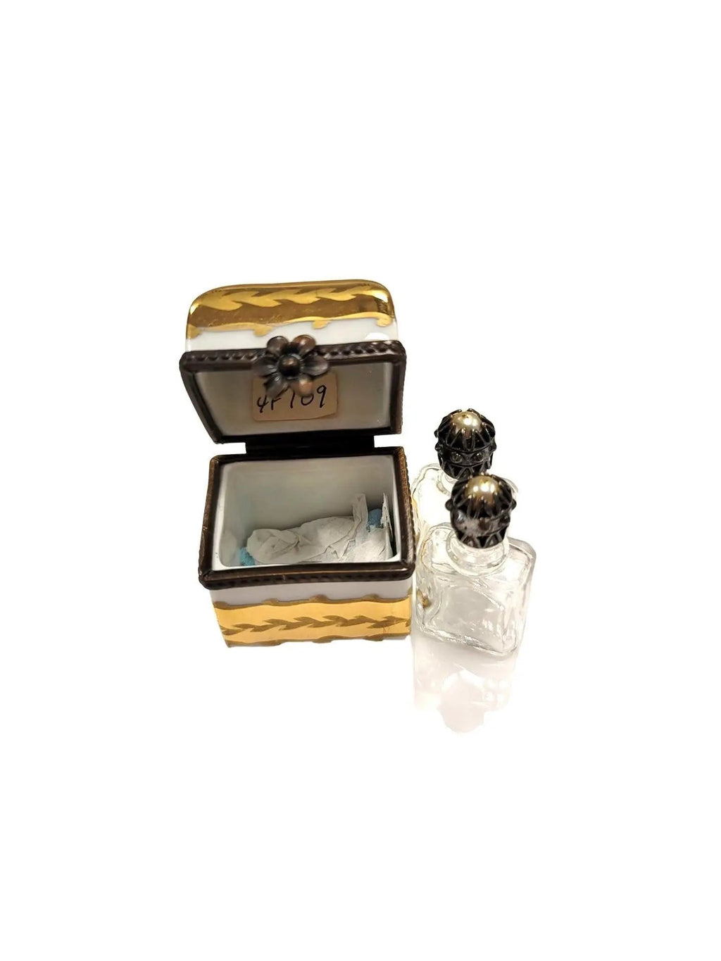 Every brushstroke by hand on the 2 Perfume in Square Limoges box from France