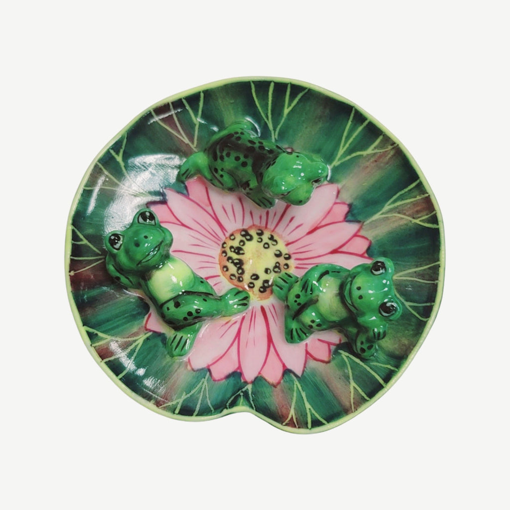 A thoughtful gift for Francophiles: the 3 Frogs Laying Lillypad Limoges box